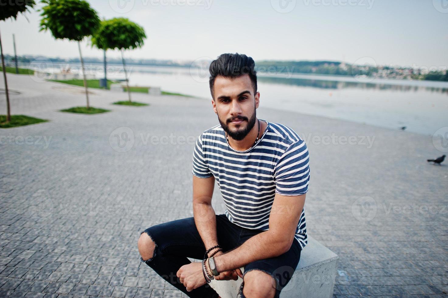 modelo de homem de barba árabe alto bonito na camisa despojada posou ao ar livre. cara árabe na moda. foto