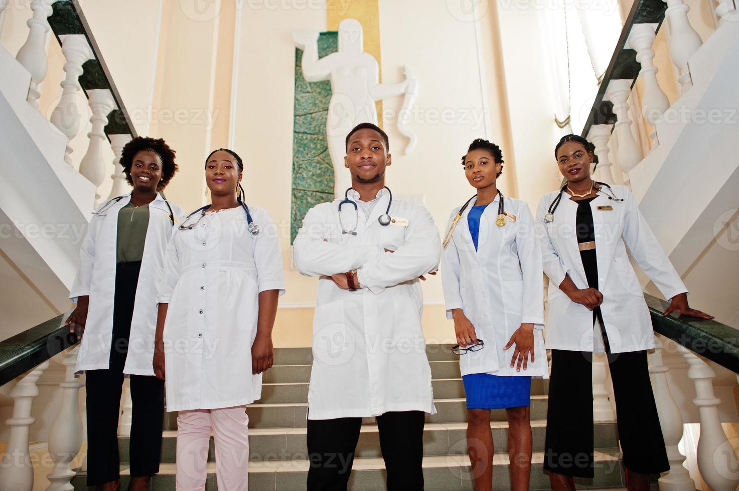 grupo de estudantes de médicos africanos dentro da universidade médica. foto