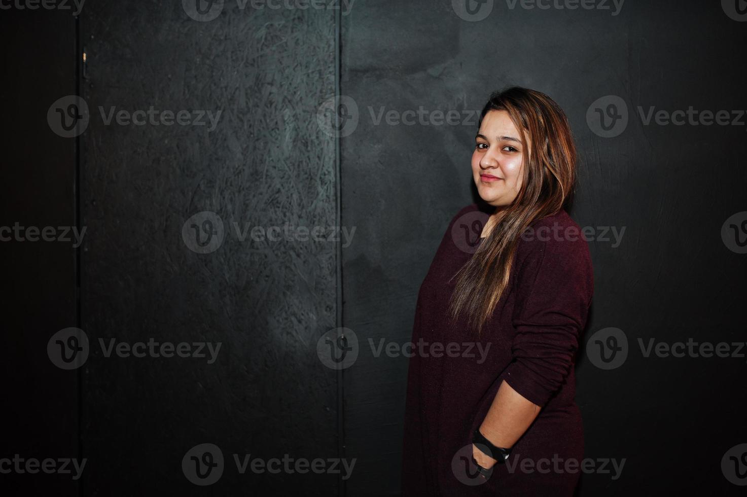 menina asiática contra um fundo preto escuro. foto