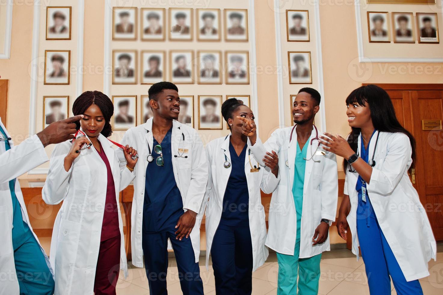 grupo de estudantes de medicina africanos na faculdade. foto