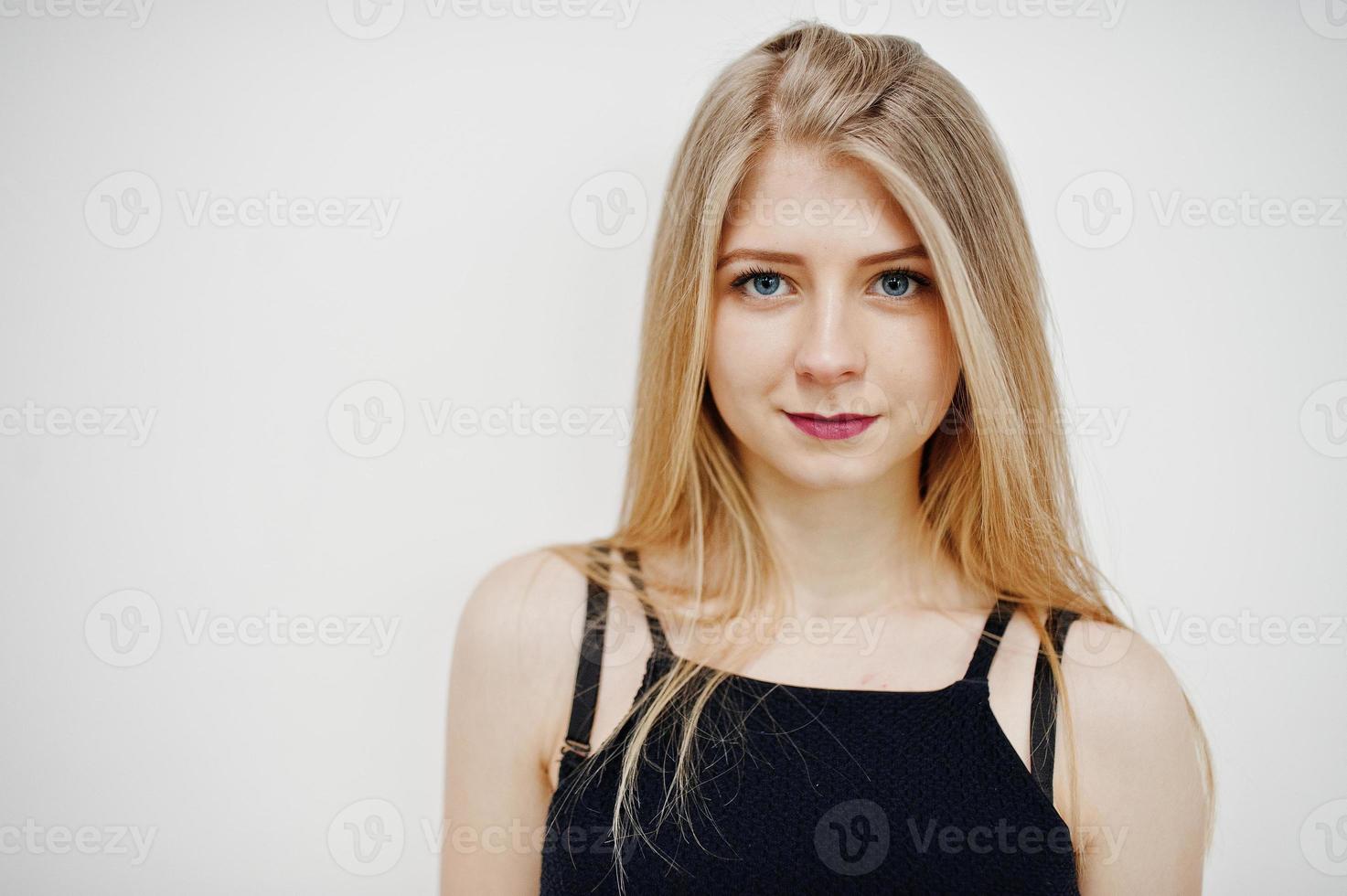 retrato de menina loira de roupa preta contra fundo branco. foto