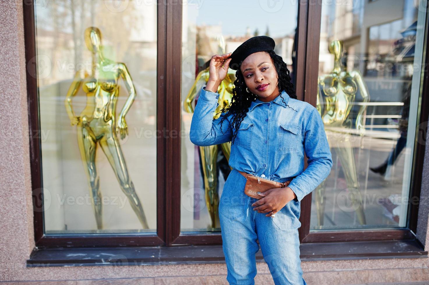 mulheres afro-americanas elegantes na moda em jeans usam e boina preta  contra edifício moderno com três manequins dourados. 10580427 Foto de stock  no Vecteezy