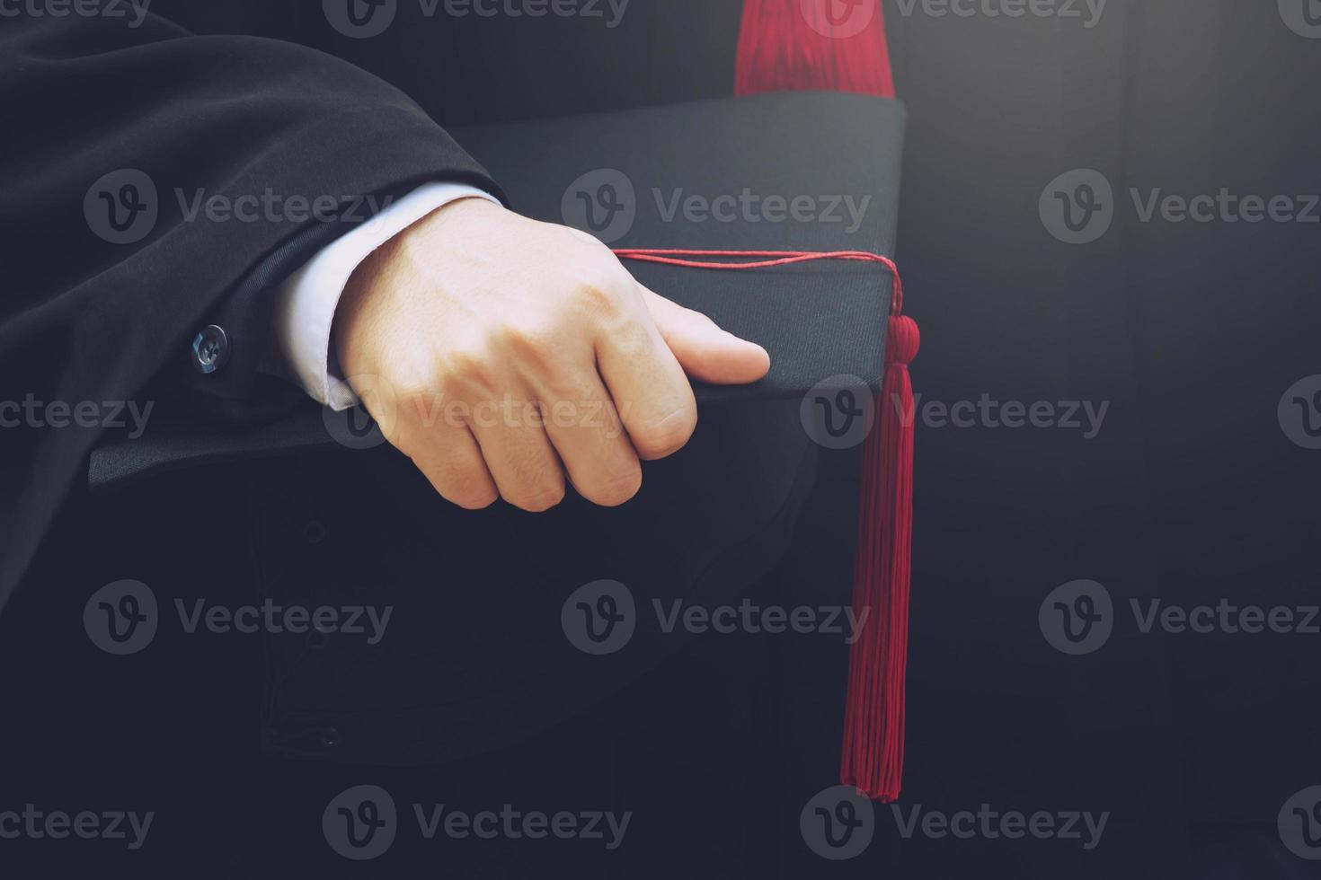 tiro de chapéus de formatura durante graduados de sucesso de início da universidade, parabéns pela educação do conceito. cerimônia de formatura, parabenizou os graduados na universidade durante o início. foto