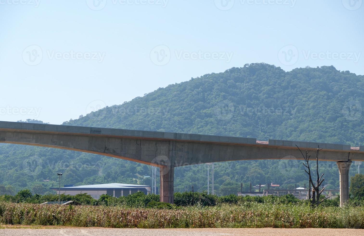 a ferrovia elevada do projeto de via dupla está em construção. foto