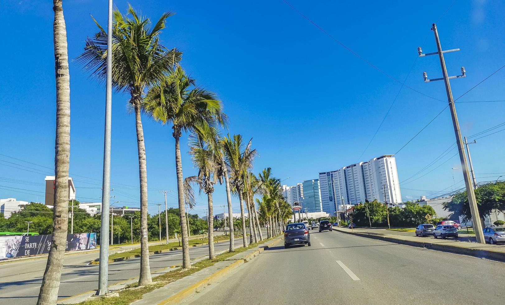 cancun quintana roo méxico 2022 edifícios típicos de carros de rua e paisagem urbana de cancun méxico. foto