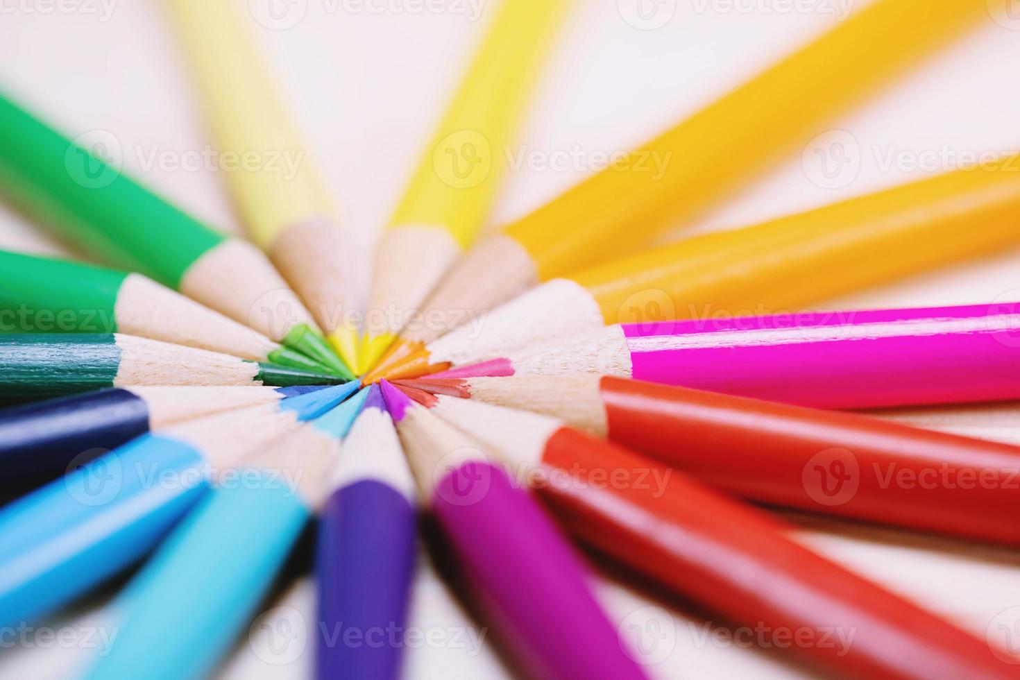 close-up de lápis de cor pilha pontas de lápis colocadas alinhadas na mesa de madeira. educação de ideia de volta ao conceito de escola. deixe o espaço de cópia vazio para o texto. foto