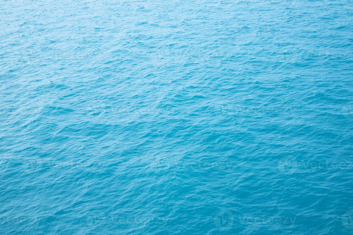 ondas do mar na onda do mar espirrando água da ondulação. fundo de água azul. foto