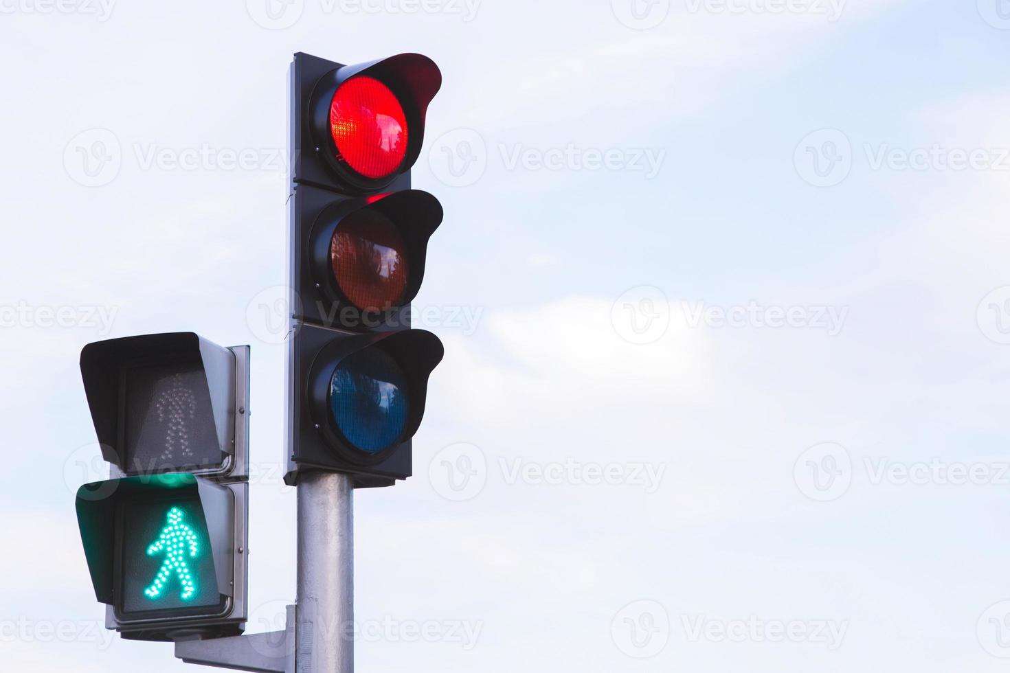 semáforos vermelhos no meio do cruzamento foto