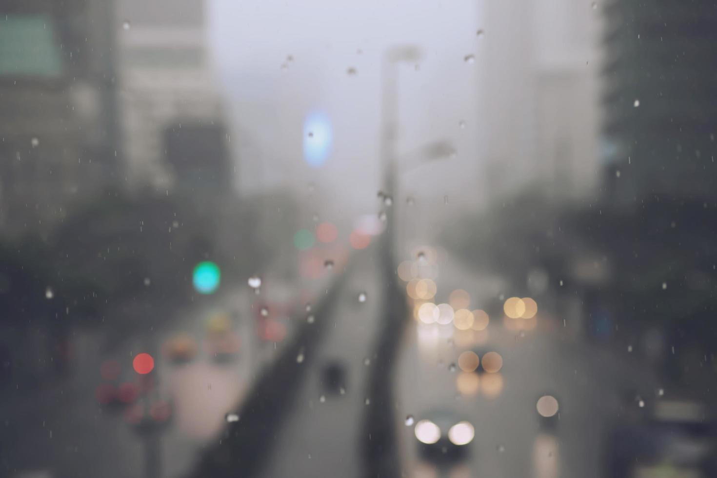 chuva cai na água pesada na sombra do asfalto da sombra preta e reflexo do céu escuro na cidade. alto contraste durante o outono foto