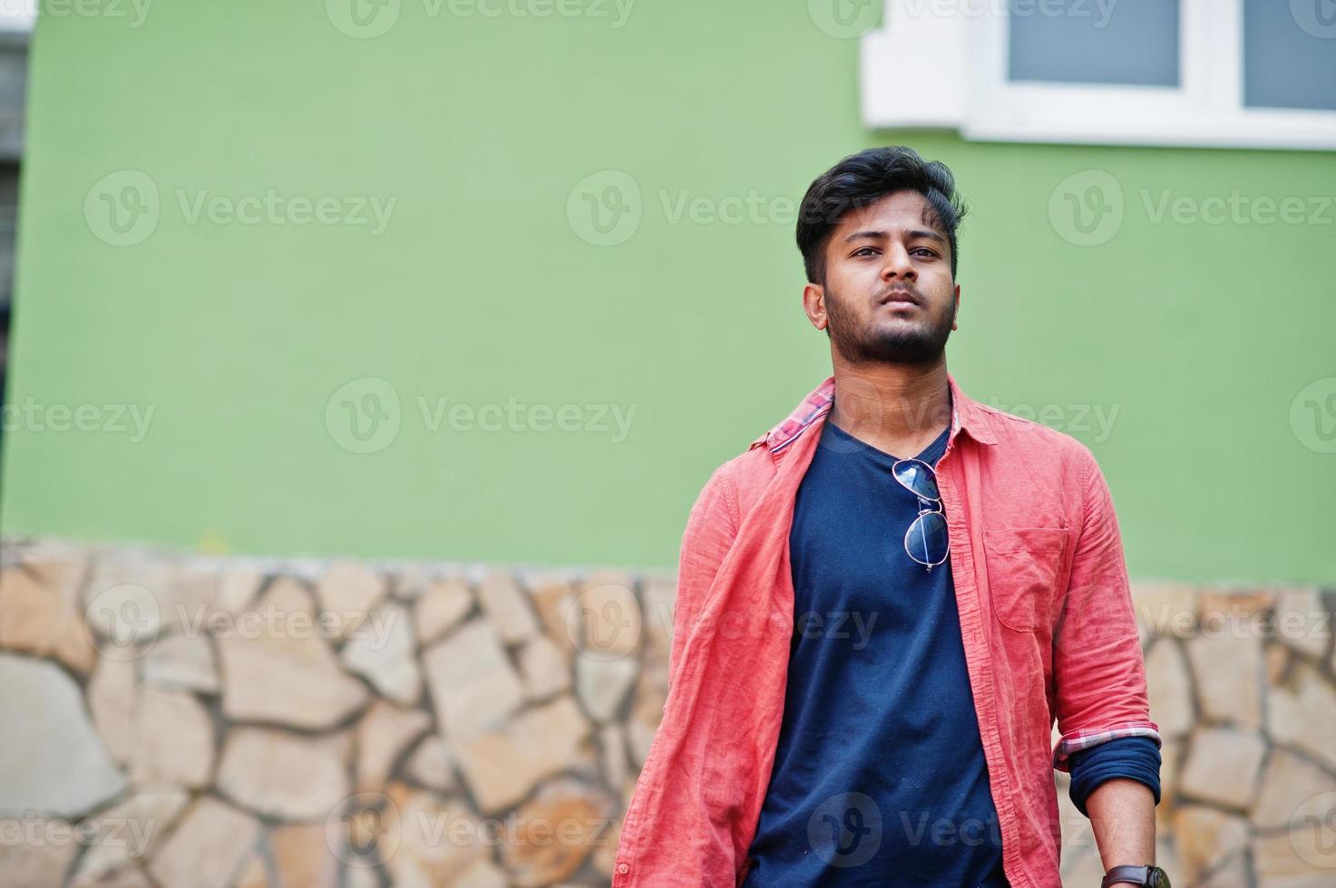 retrato de pose de modelo jovem indiano elegante na rua. foto