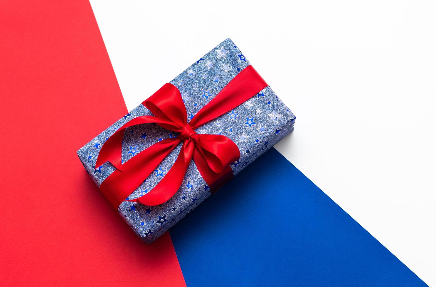 4 de julho cartão de feliz dia da independência americana com caixas de presente em cores nacionais em fundo branco foto