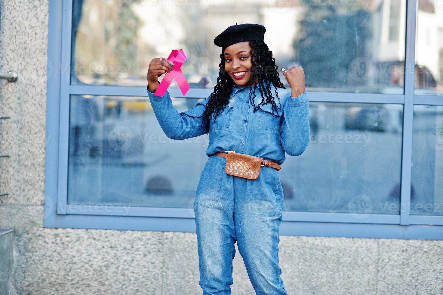 o poder de lutar. mulheres afro-americanas elegantes na moda em jeans usam  e boina preta contra edifício moderno com fita rosa para câncer de mama.  10592195 Foto de stock no Vecteezy