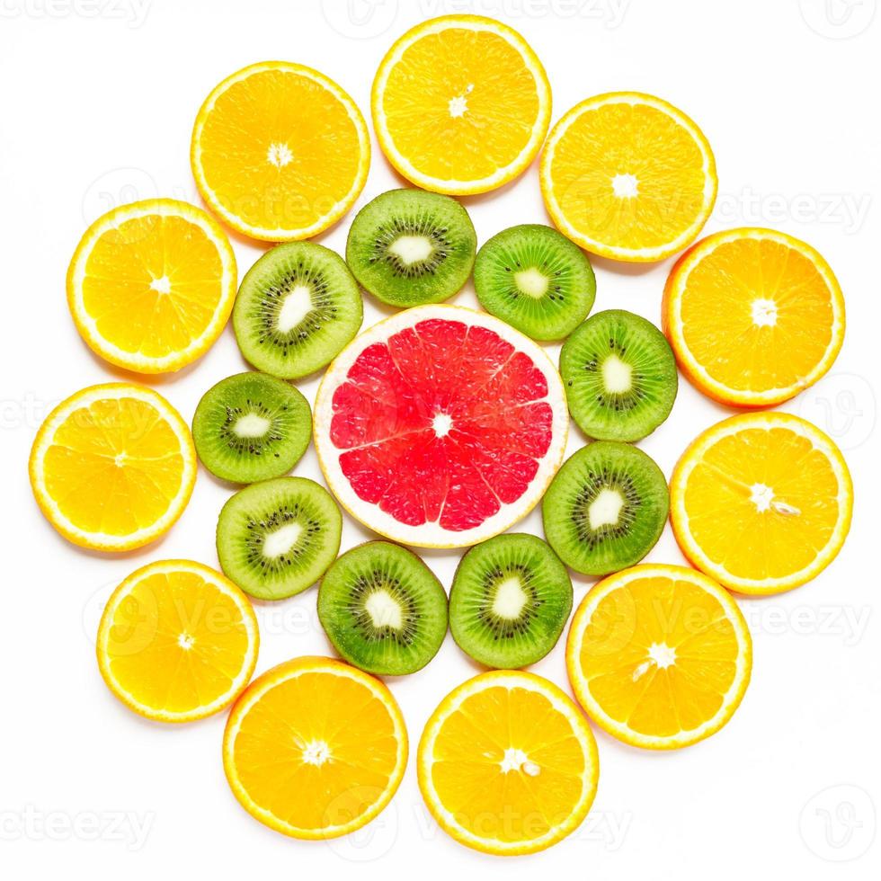fatia de citrinos, kiwi, laranjas e toranjas em forma de flor sobre fundo branco. cenário de frutas foto