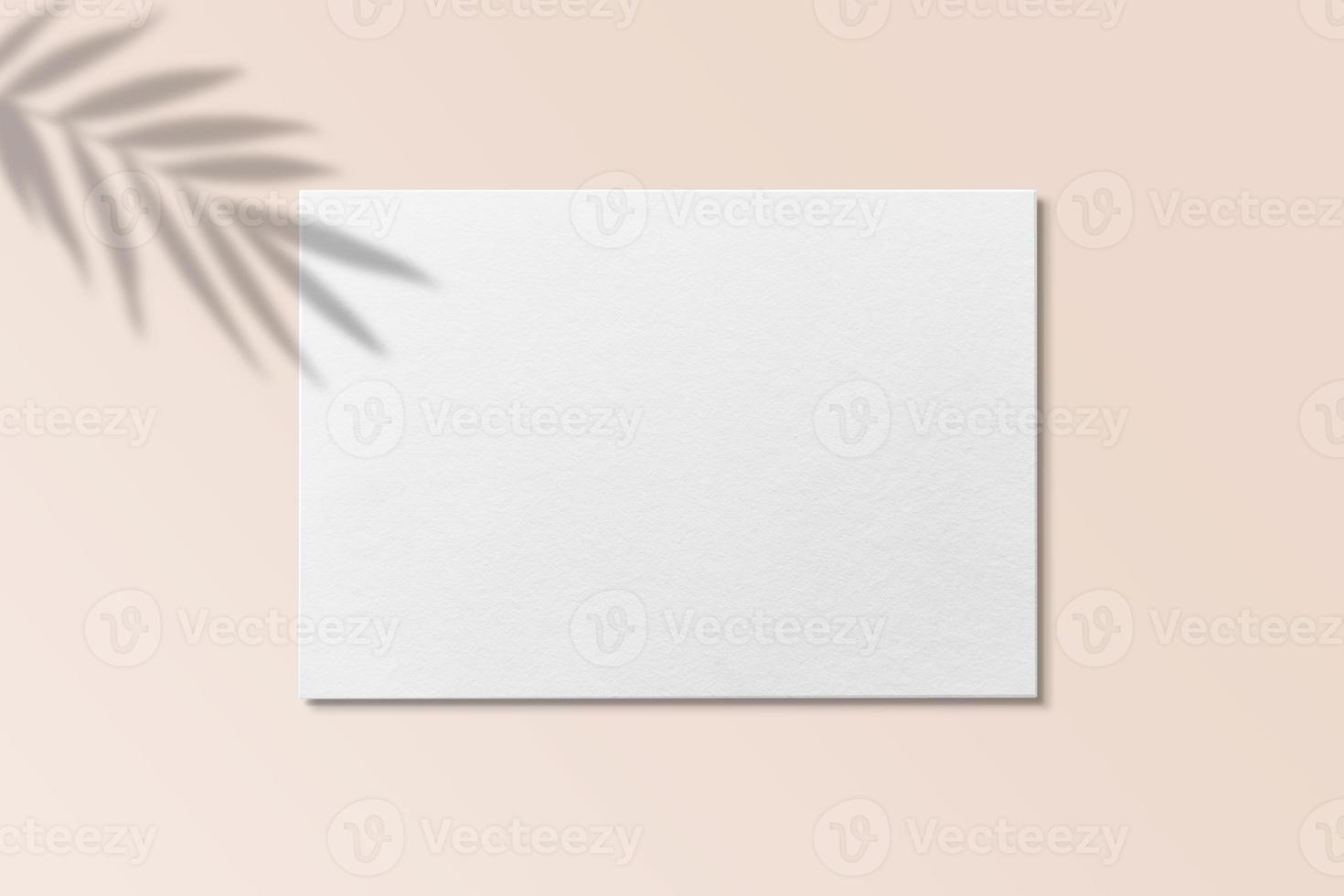 maquete de papel quadrado com folha de sobreposições de sombras realistas. sombra de uma planta tropical. folheto de modelo, pôster, em branco, postagem de mídia social, modelo de logotipo em estilo moderno foto