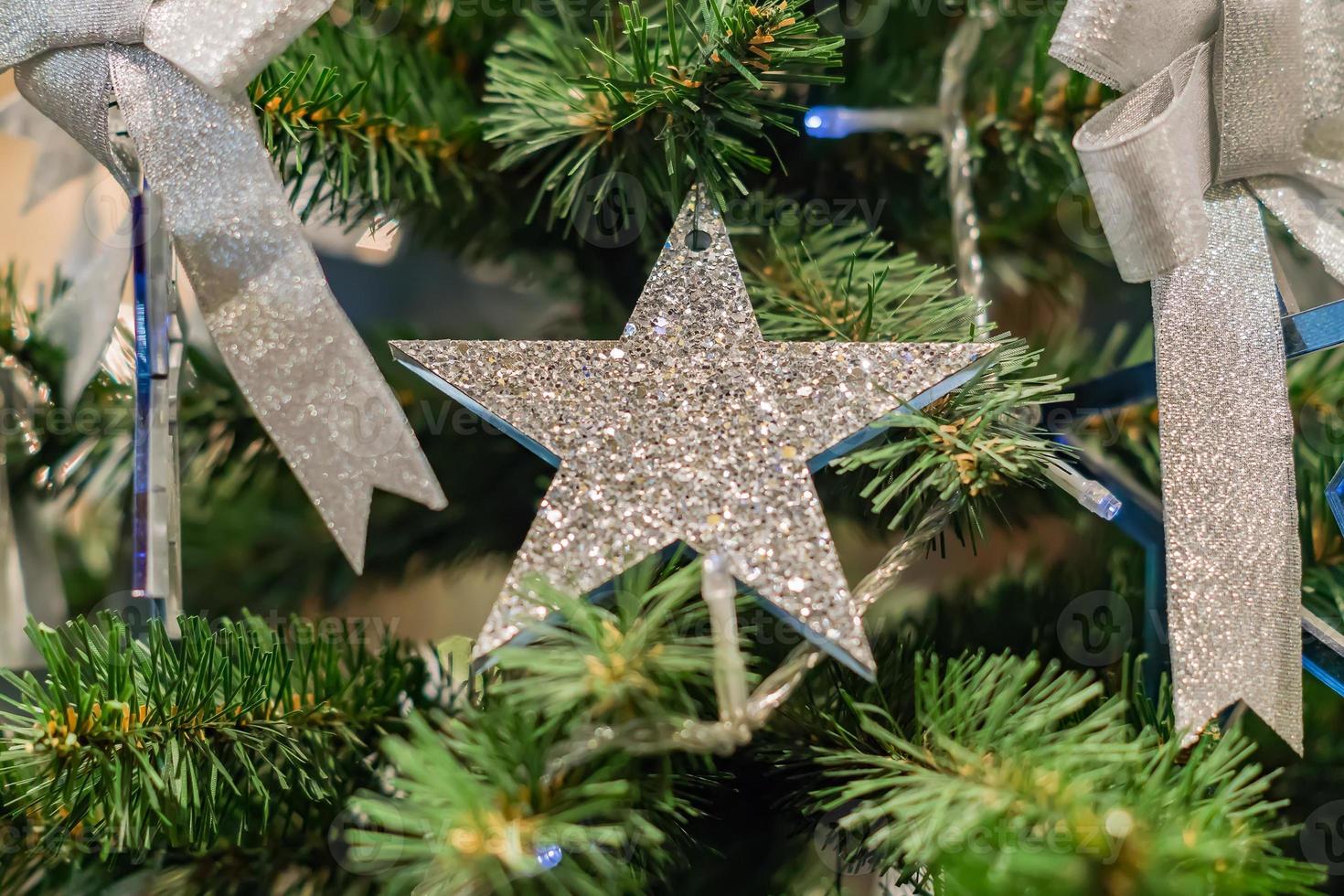 fundo de férias de natal e ano novo. árvore de natal decorada com laço  prateado e estrela azul. conceito de celebração 10599433 Foto de stock no  Vecteezy