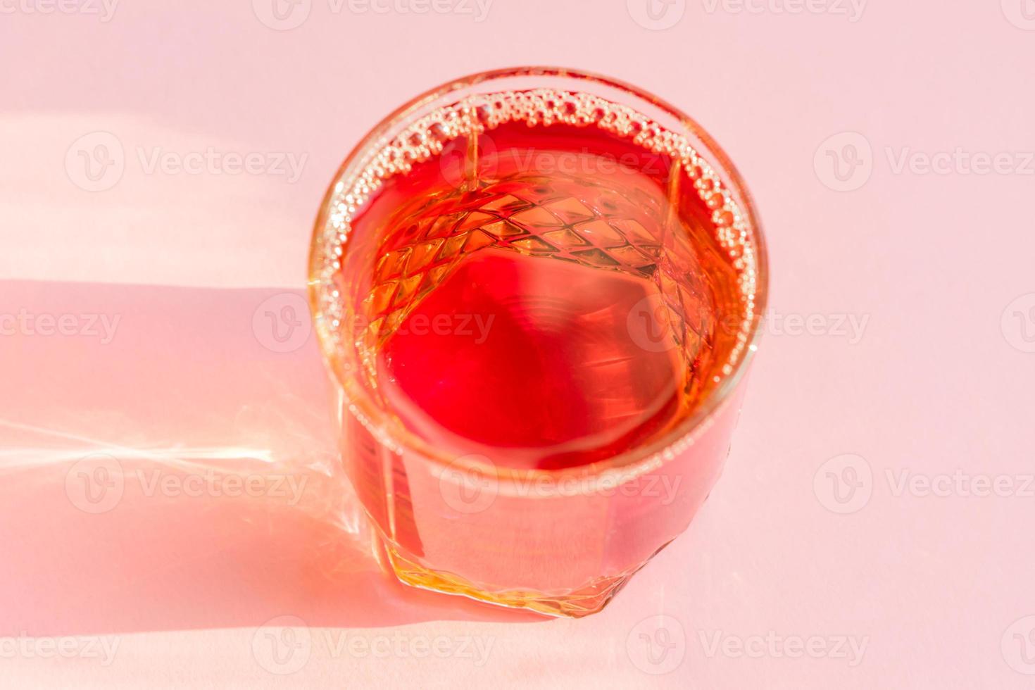 copo de suco de maçã no fundo rosa. bebida não alcoólica. foto