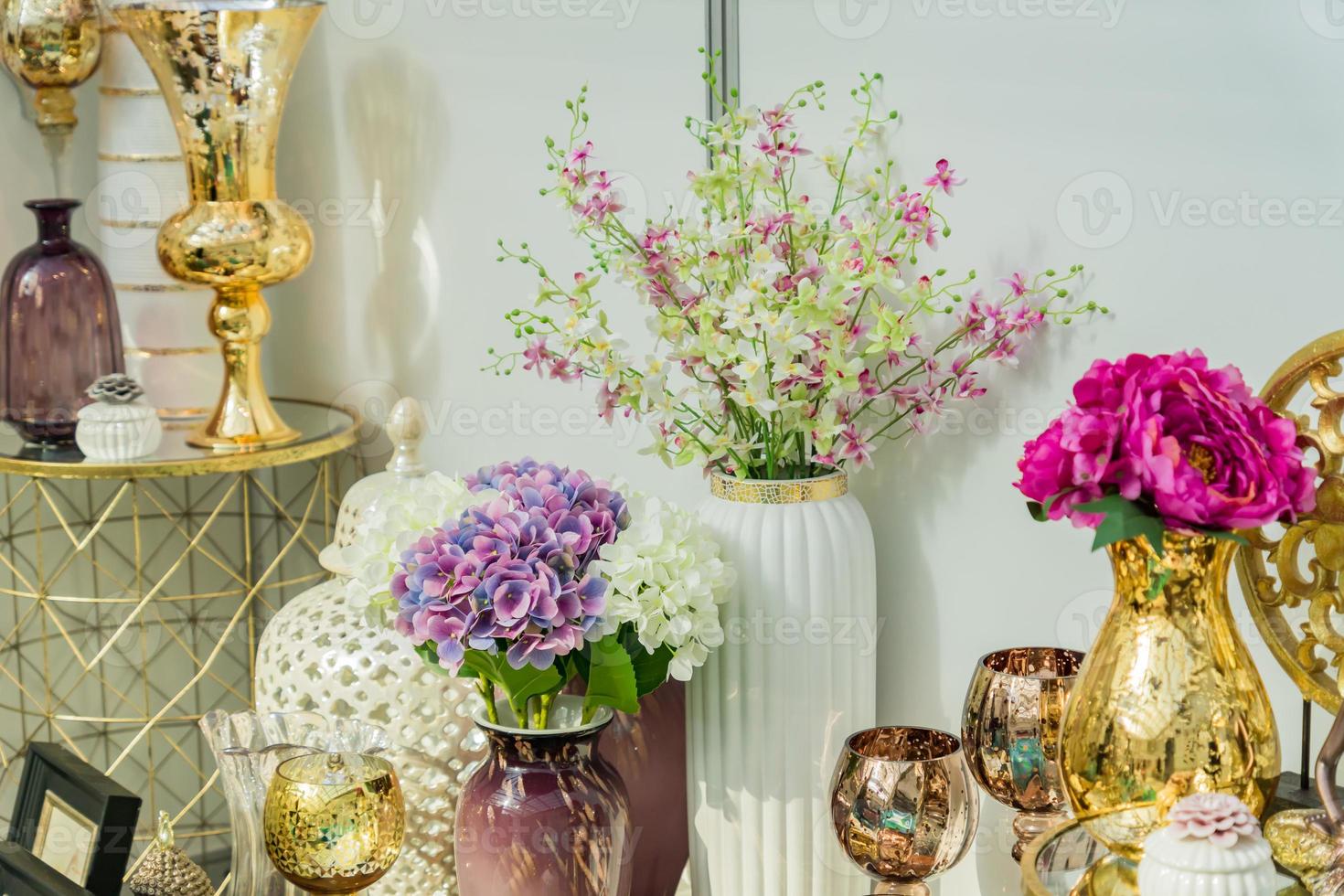 decoração de interior. muitos vasos diferentes com flores. foto