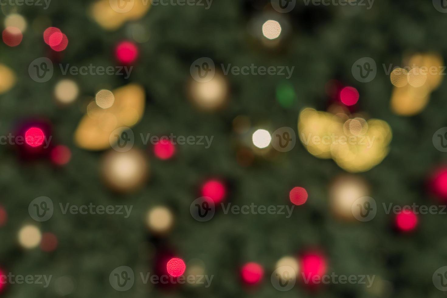 luzes borradas abstratas no fundo nas cores azuis, roxas e laranja. - conceito de celebração de natal foto