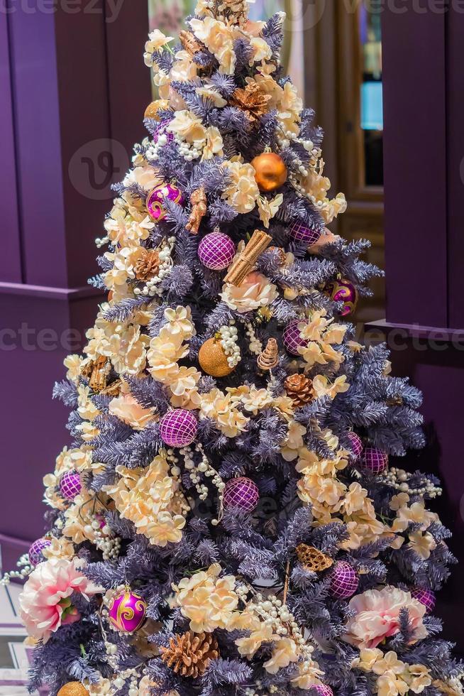 árvore de natal decorada com paus de canela artificiais e bolas roxas.  fundo de ano novo 10607306 Foto de stock no Vecteezy