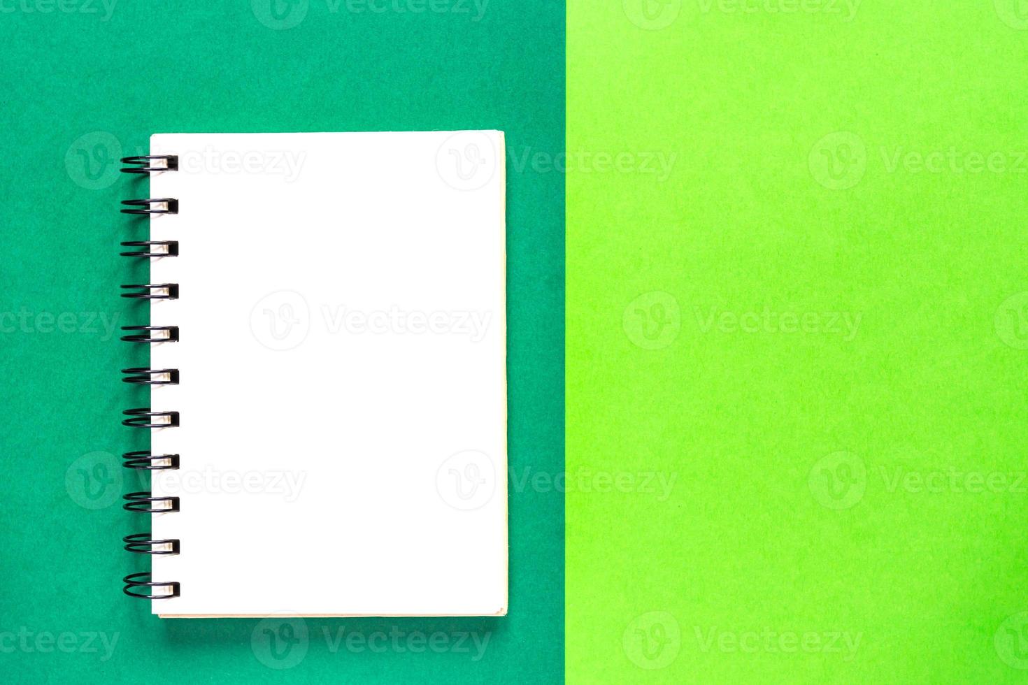 caderno espiral limpo para notas sobre fundo verde. mock up de configuração plana de negócios mínimos foto