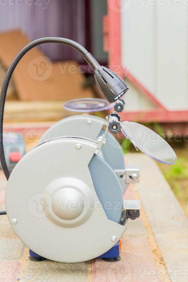 máquina de corte de disco abrasivo de rebolo ao ar livre para afiar broca foto