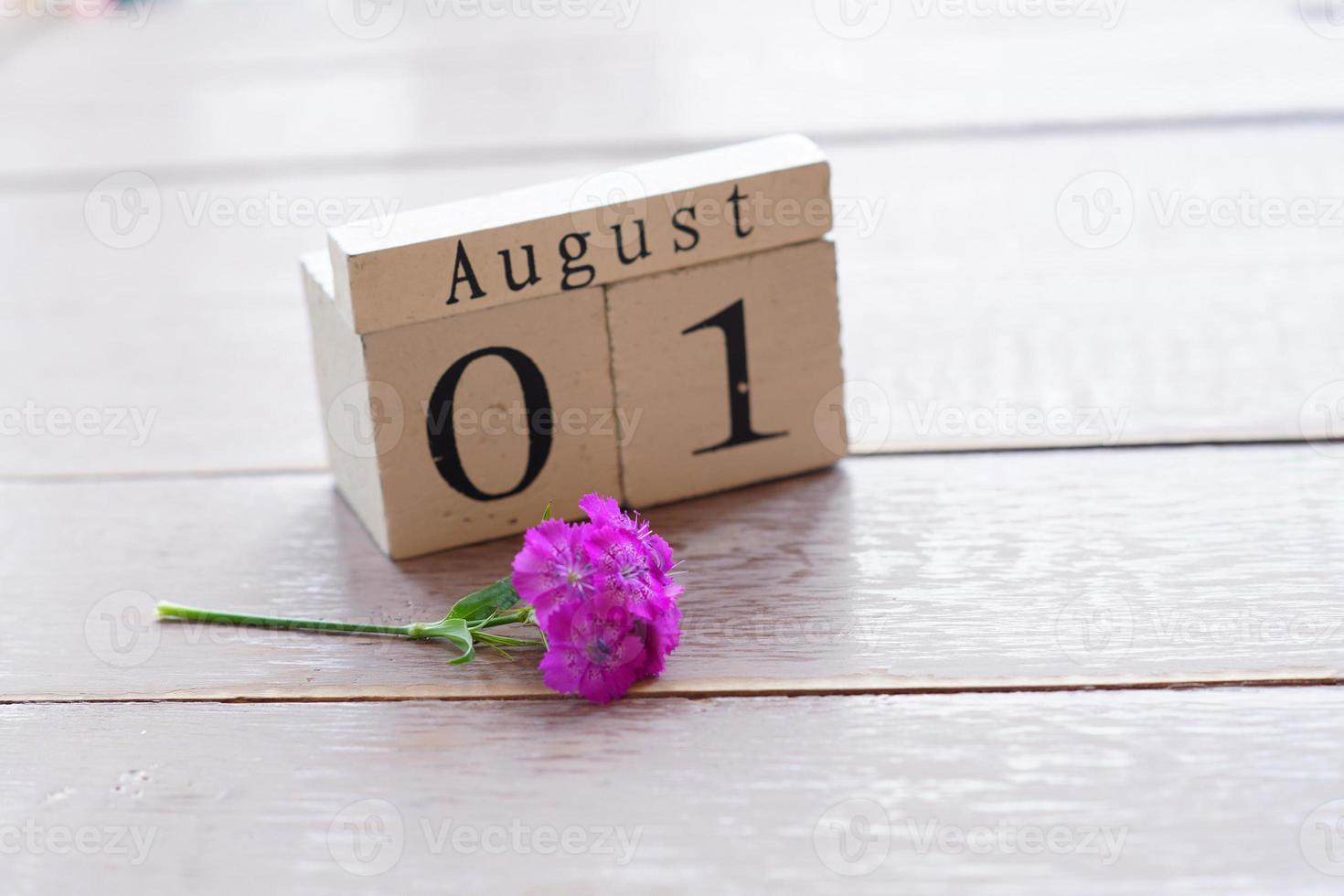 primeiro dia de agosto, fundo colorido com calendário de madeira foto