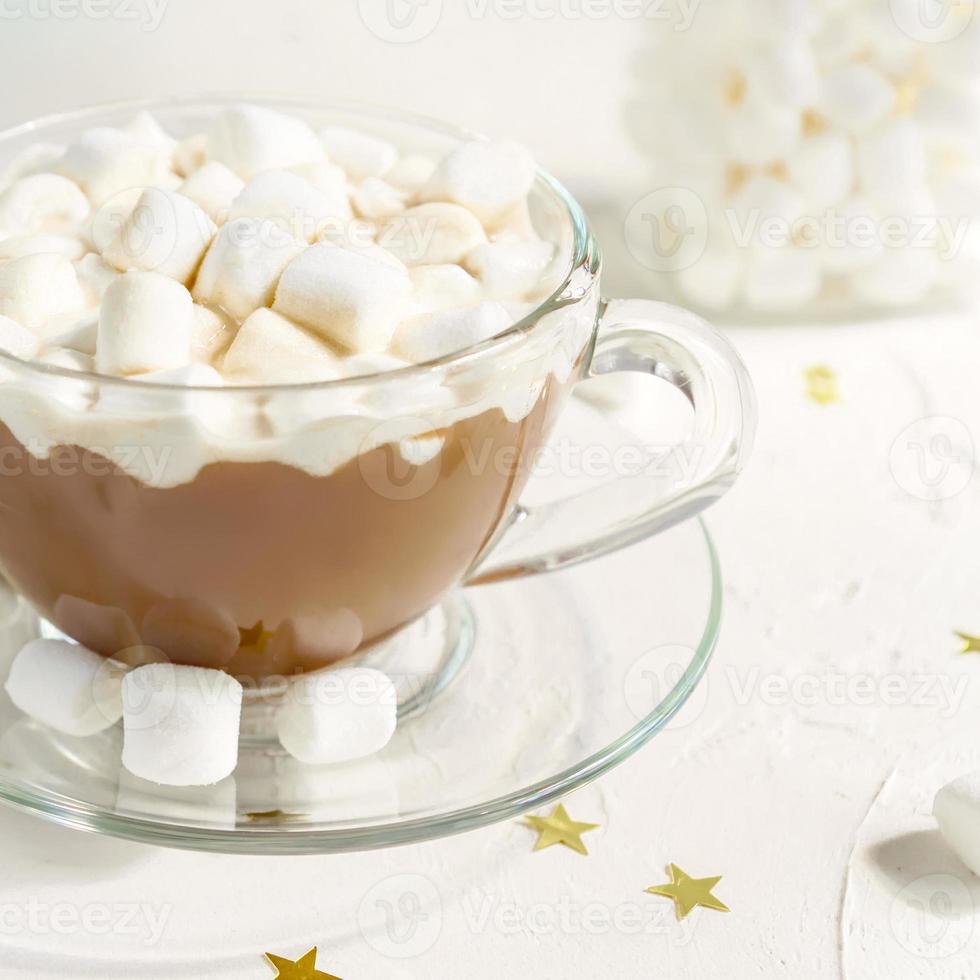 close-up de xícara de bebida quente de cacau delicioso com marshmallows. foto