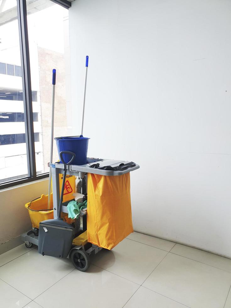 zeladoria, limpeza de equipamentos e ferramentas para limpeza de piso no terminal do aeroporto. foto