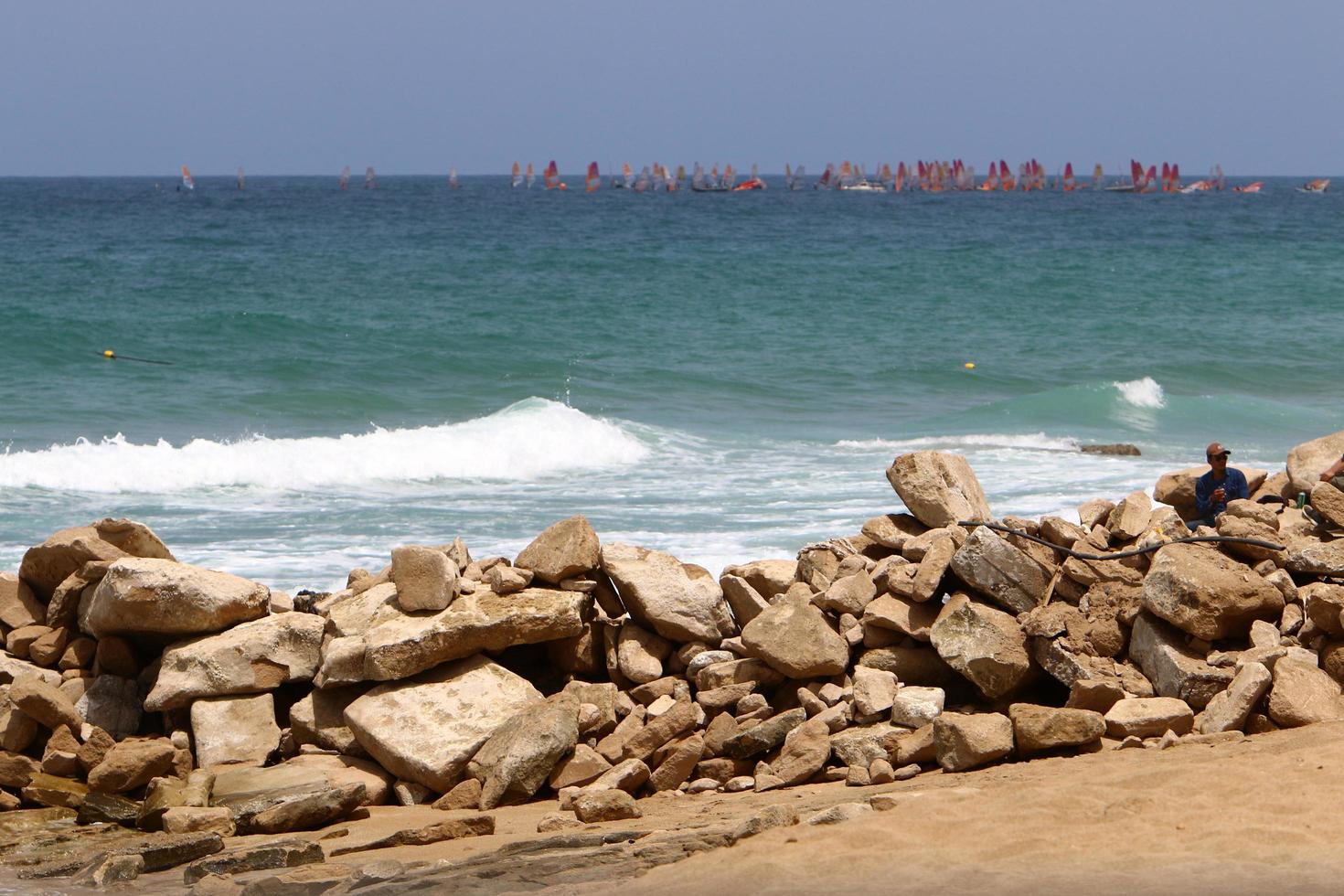 nahariya israel 5 de junho de 2019 pedras e conchas nas margens do mar mediterrâneo. foto