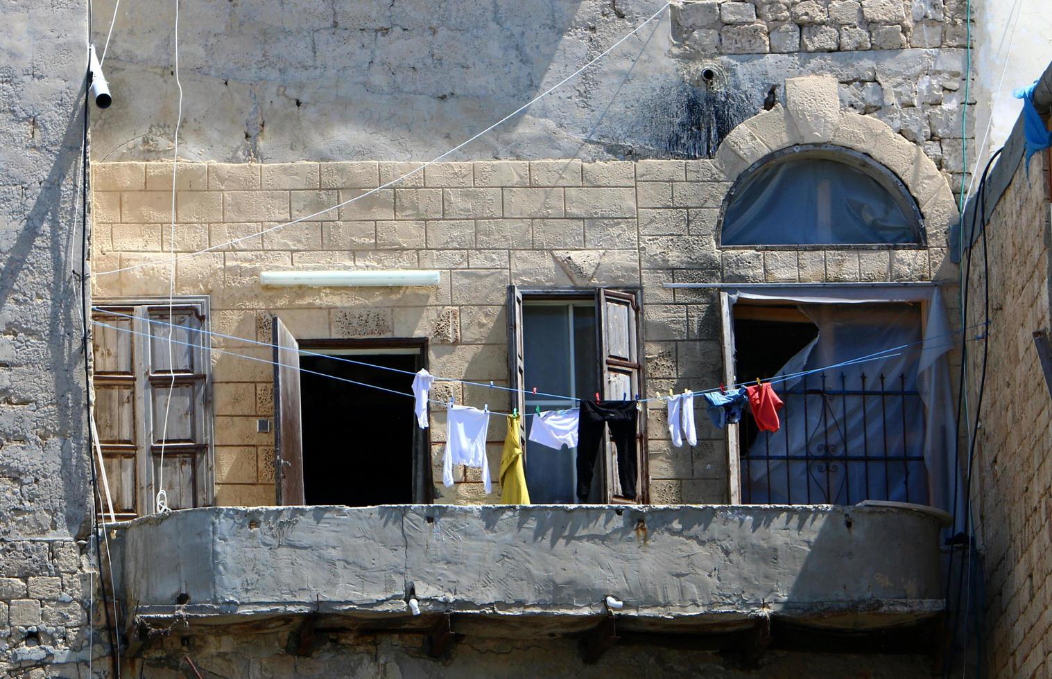 tel aviv israel 23 de junho de 2020 fora da janela, a roupa está sendo seca em uma corda na fachada do prédio. foto