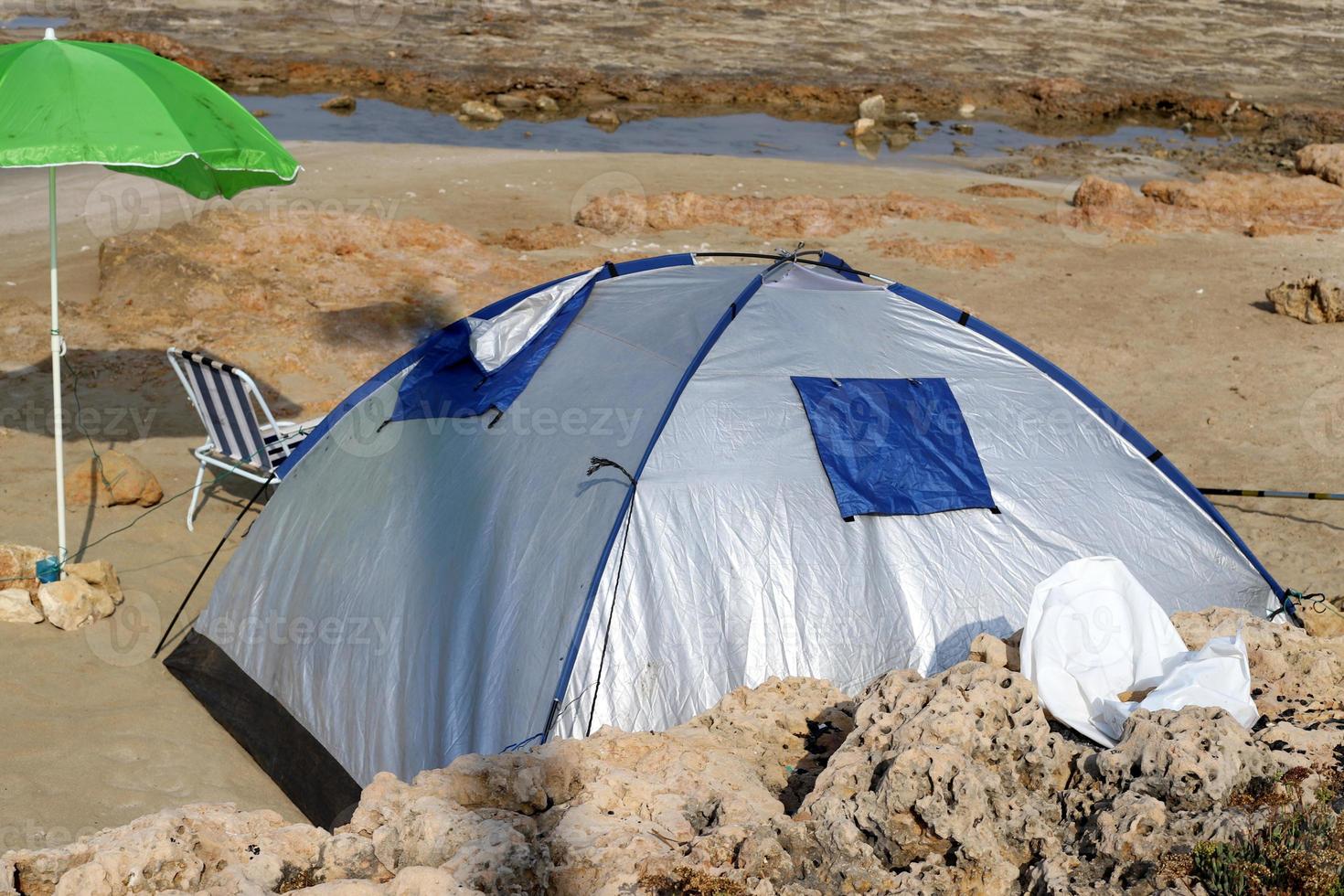 tenda turística na costa mediterrânica. foto