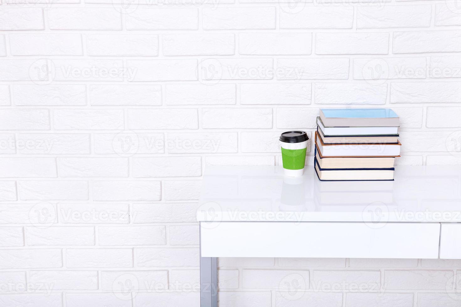 literatura de negócios. xícara de café e livros na mesa em uma aula. vista superior e copie o espaço. foco seletivo foto