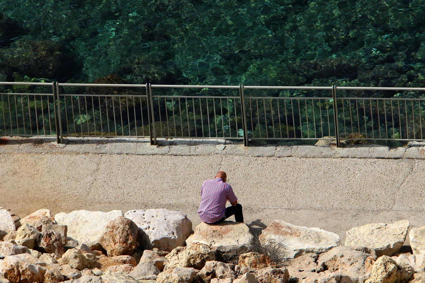 nahariya israel 16 de junho de 2020 homem de férias em um parque da cidade perto do mar. foto