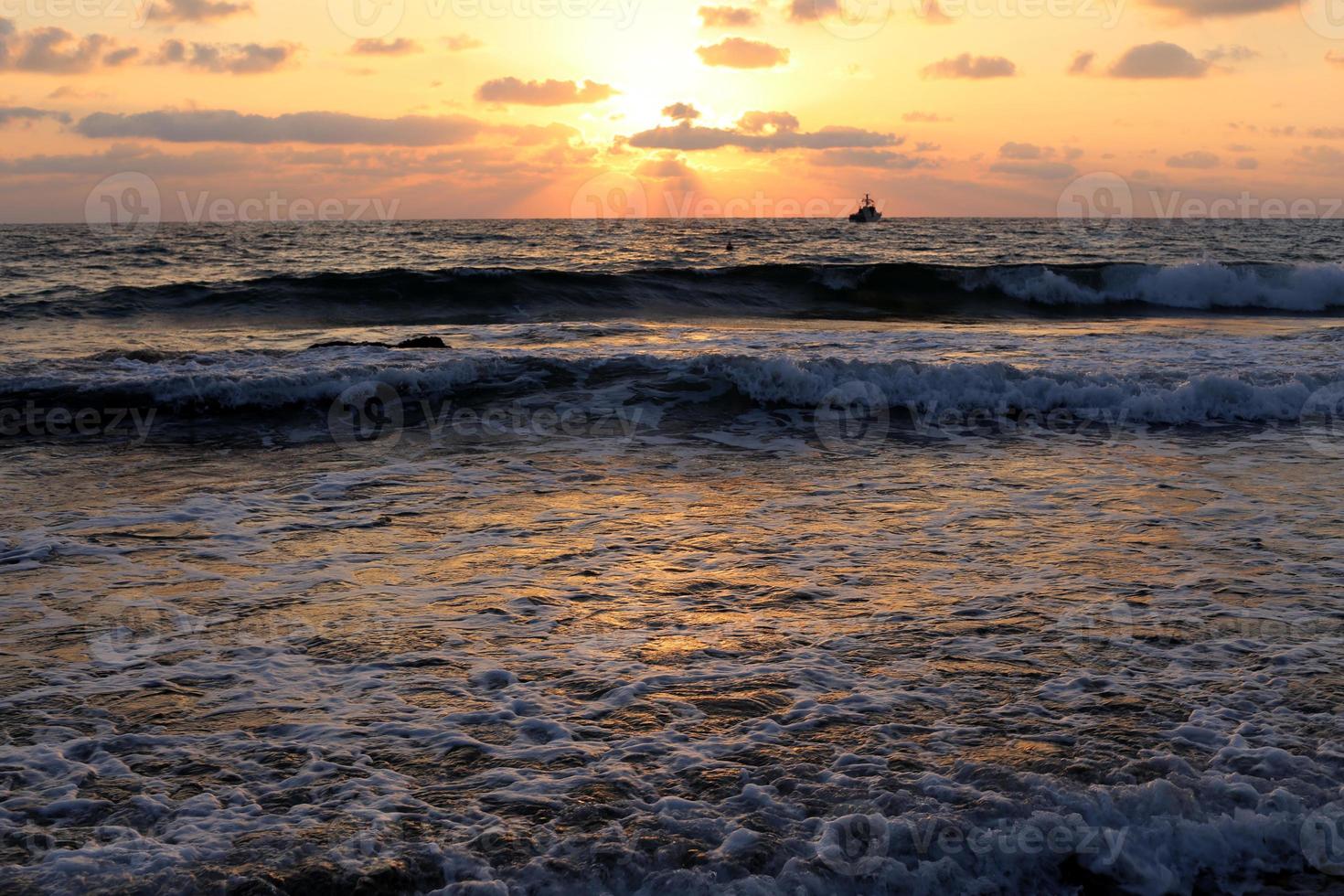 o sol se põe abaixo do horizonte no mar mediterrâneo no norte de israel. foto