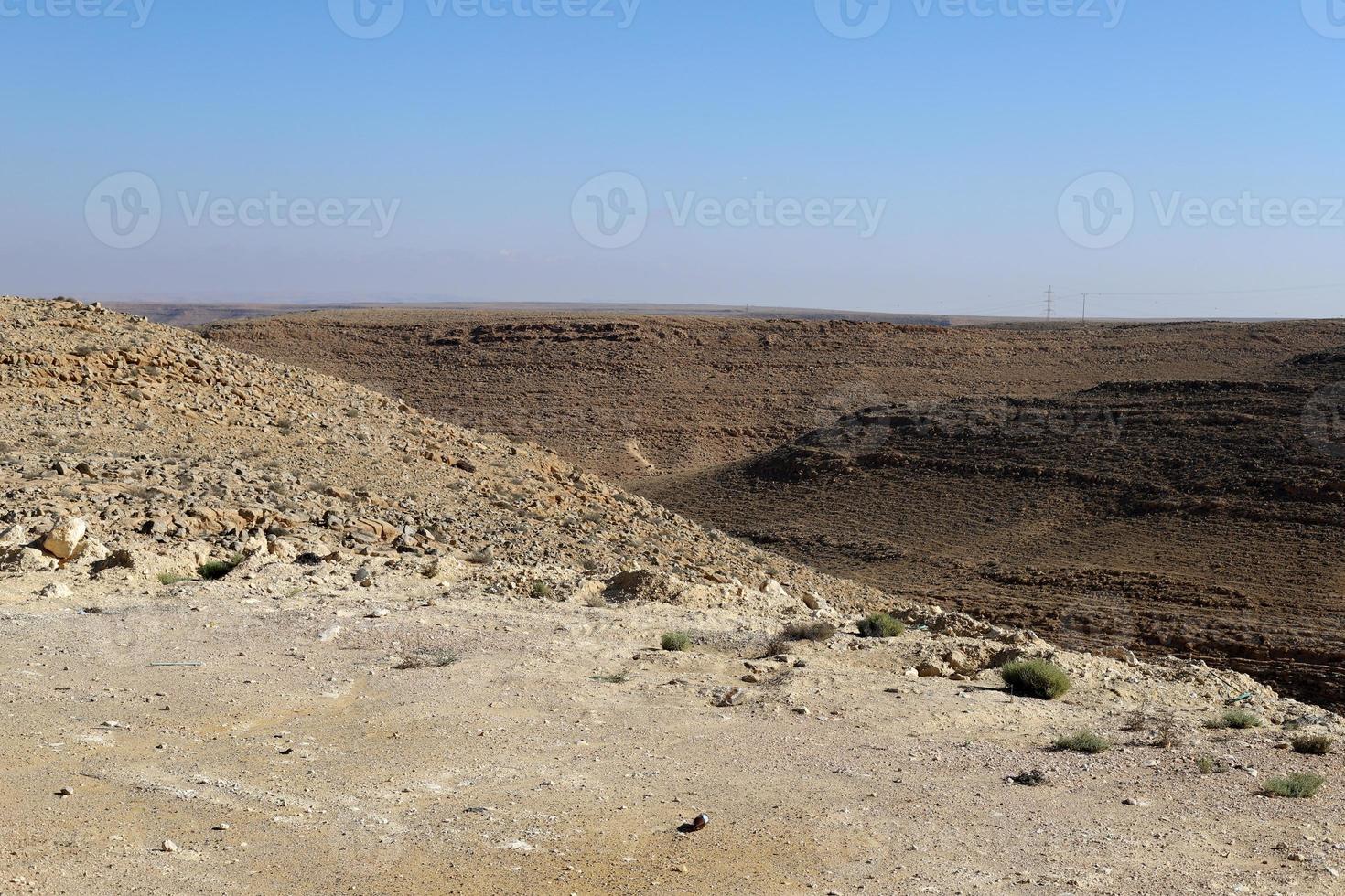 montanhas e rochas no deserto da Judéia, no território de Israel. foto