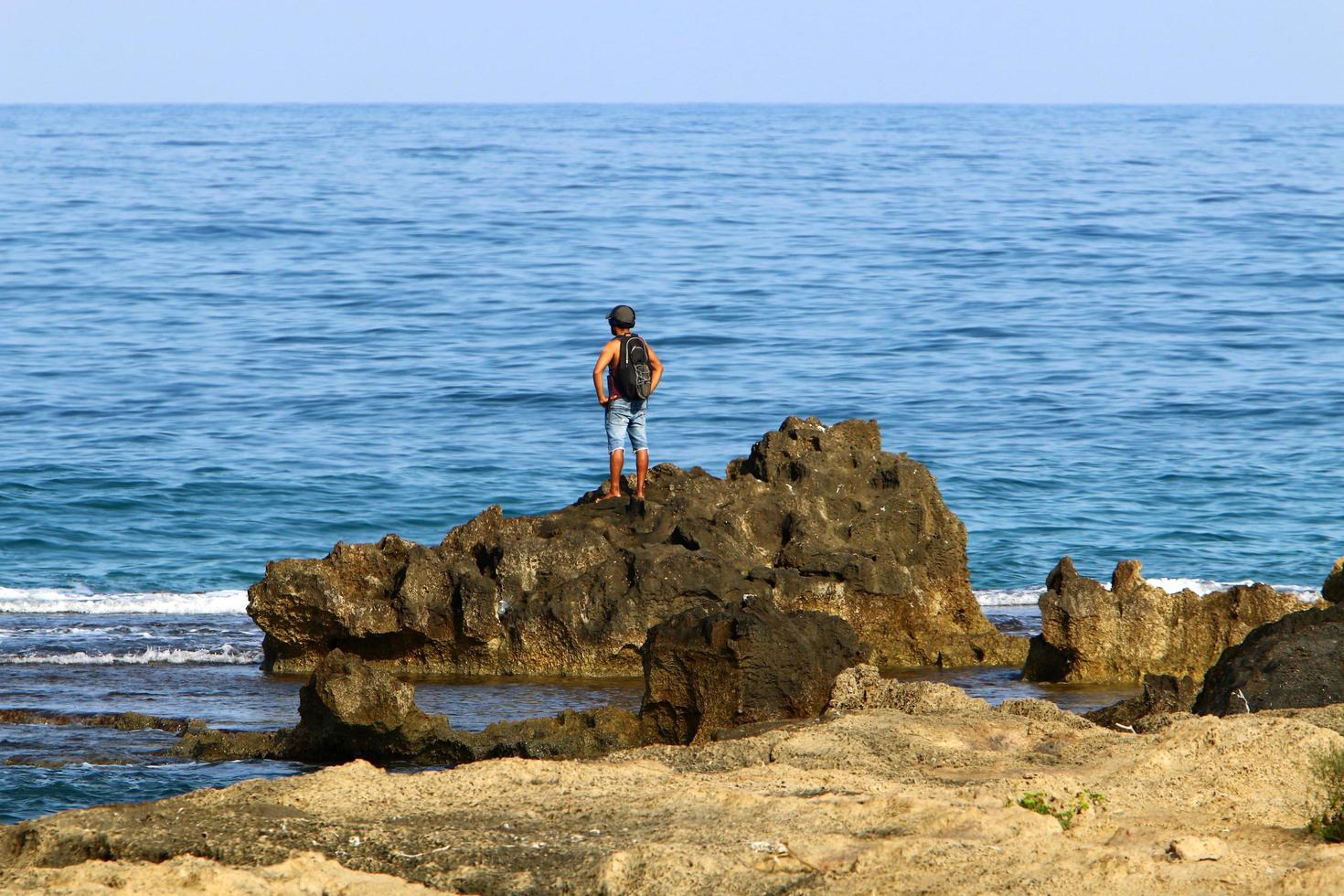 nahariya israel 16 de junho de 2020 homem de férias em um parque da cidade perto do mar. foto