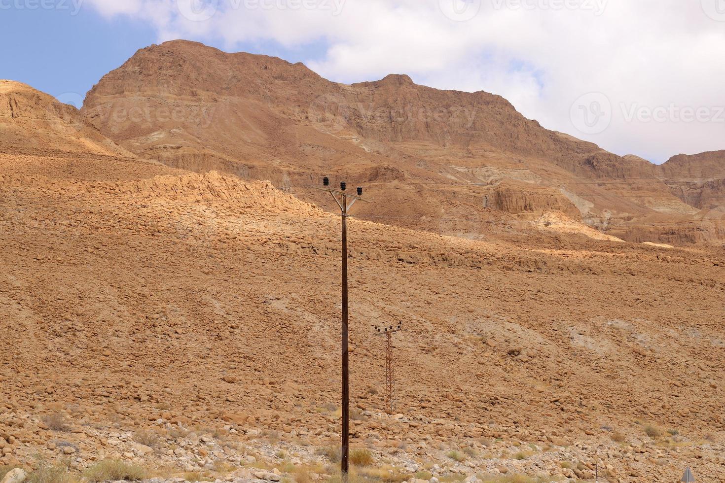 montanhas e rochas no deserto da Judéia, no território de Israel. foto