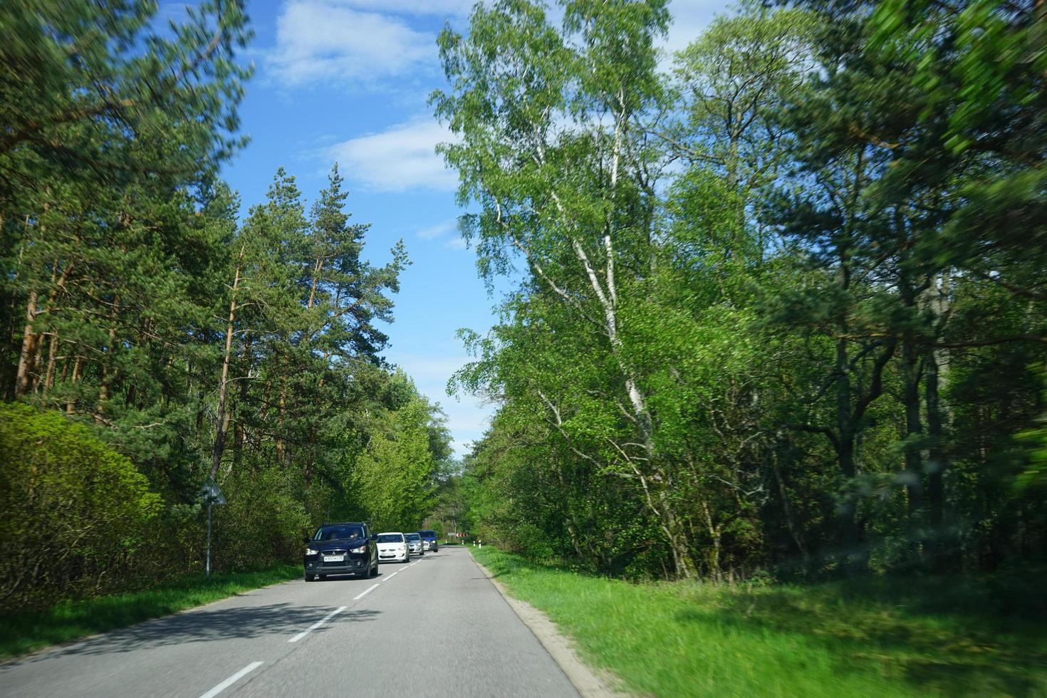 paisagem com a estrada para o espeto da Curlândia, região de Kaliningrado. foto