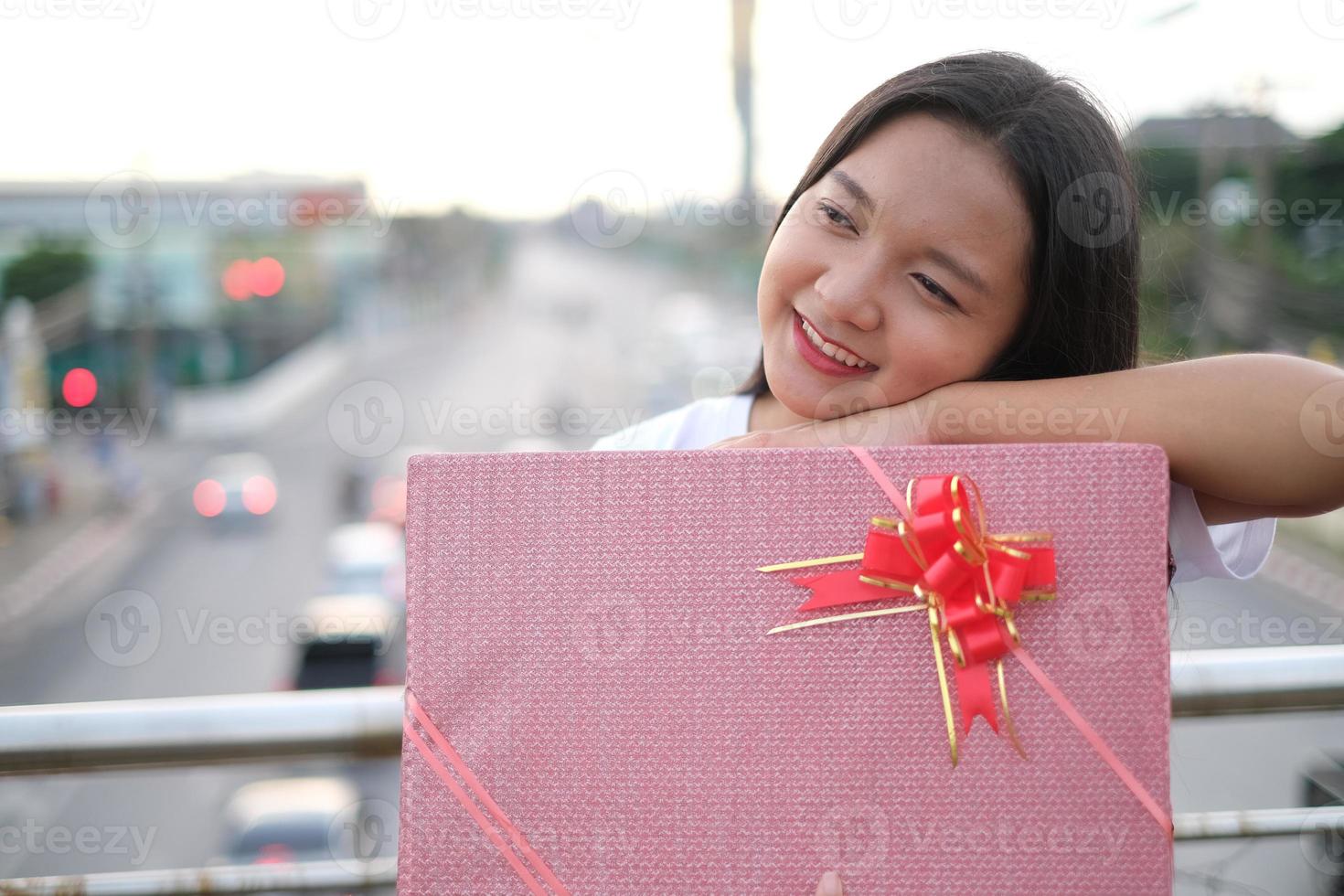 jovem feliz com caixa de presente. foto