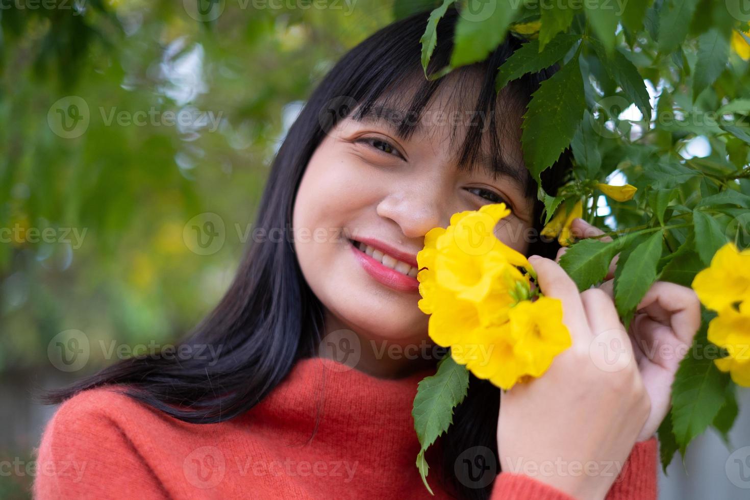 jovem retrato com flores amarelas, menina asiática. foto