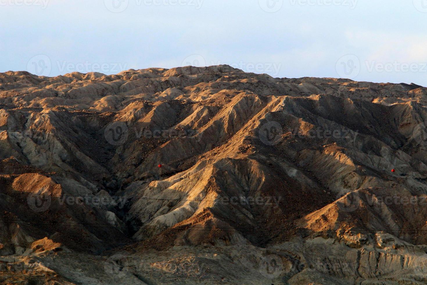 montanhas e rochas no deserto da Judéia, no território de Israel. foto