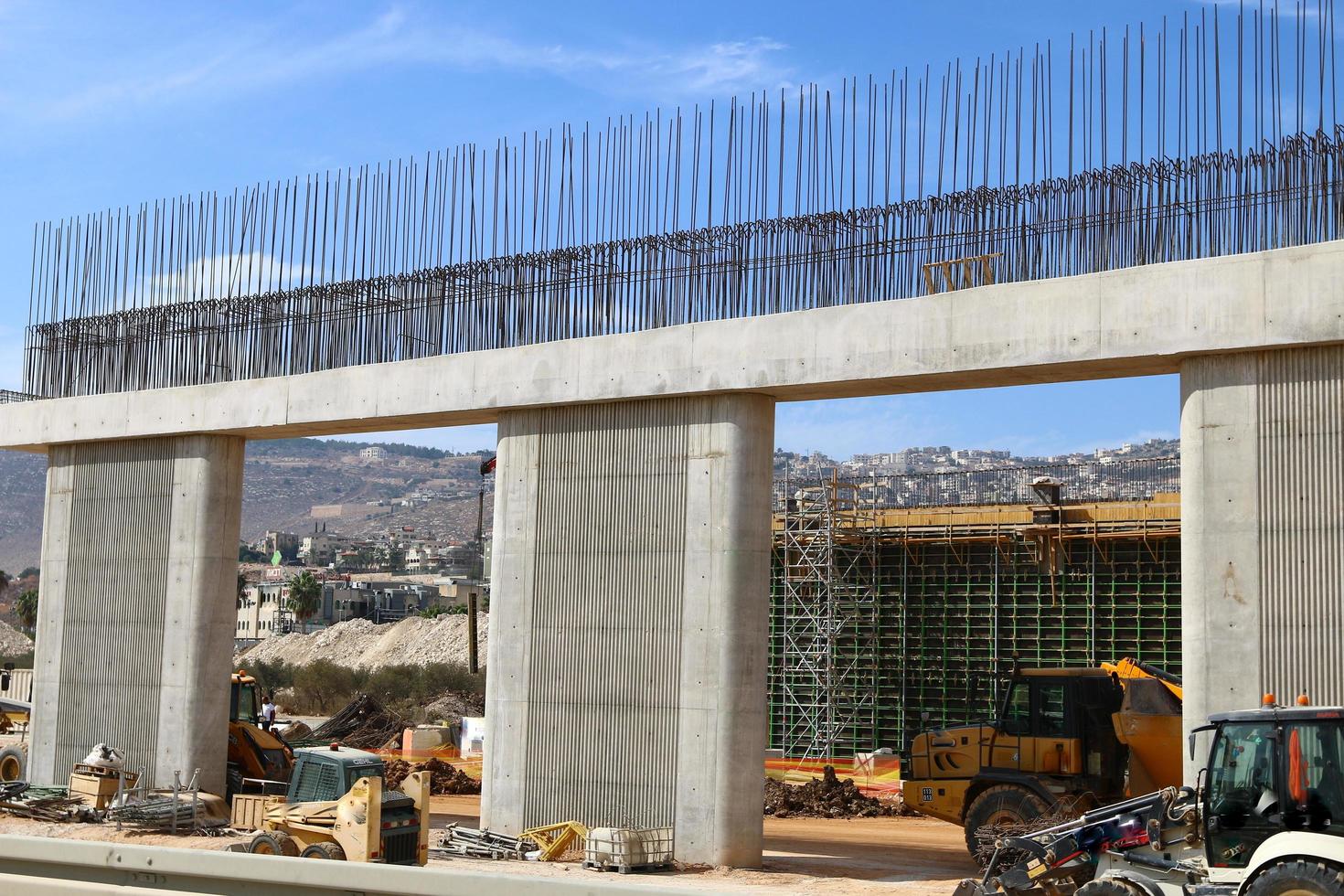 haifa israel 1 de abril de 2019 grande ponte rodoviária do outro lado do rio foto