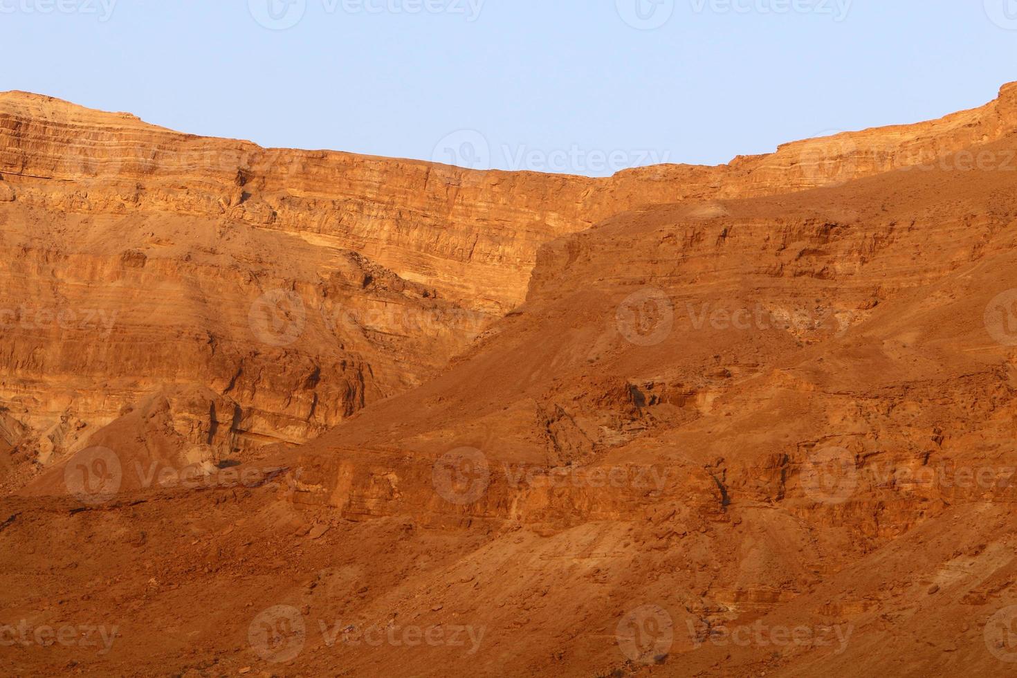 montanhas e rochas no deserto da Judéia, no território de Israel. foto