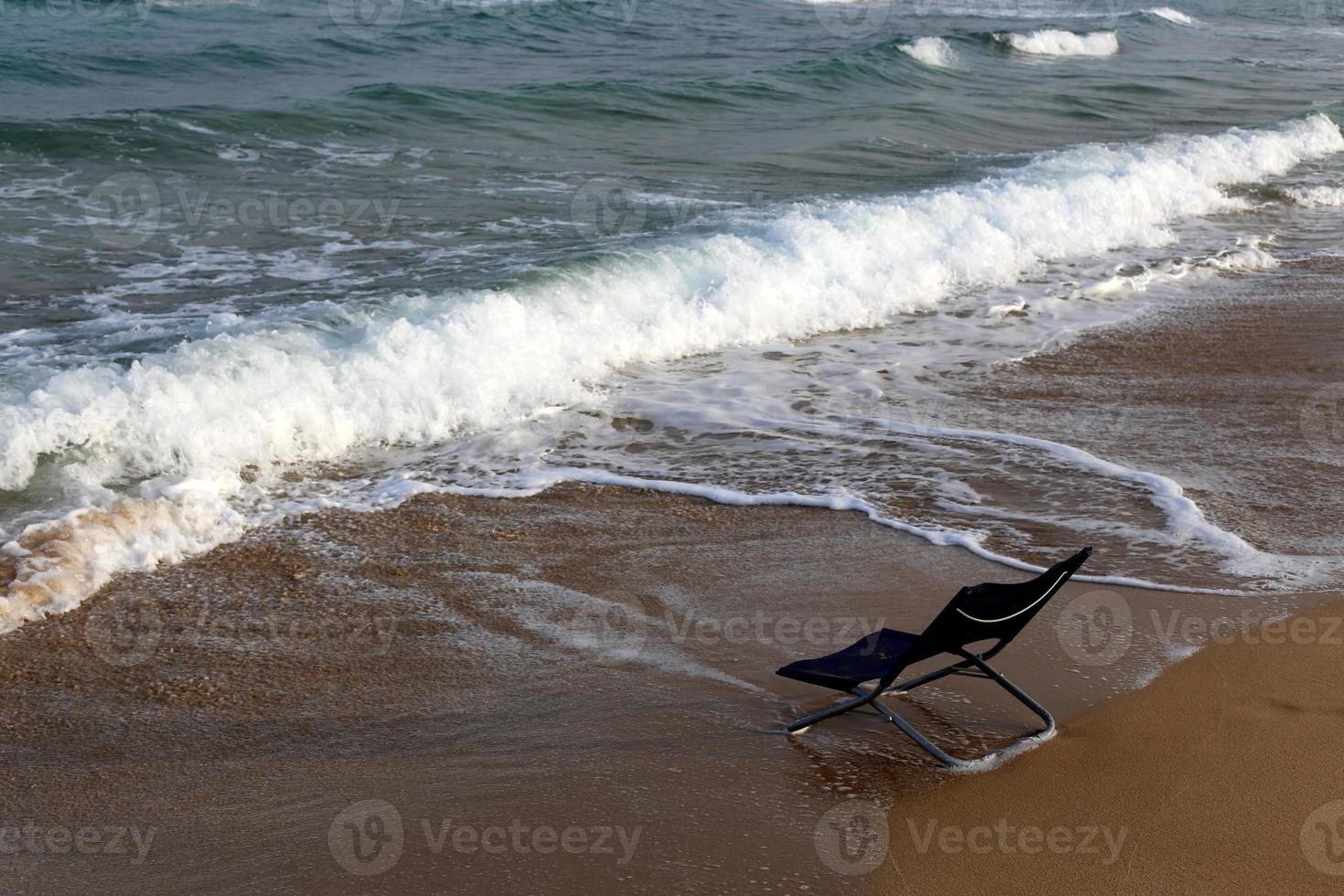 cadeira para relaxar em um café na costa mediterrânea foto