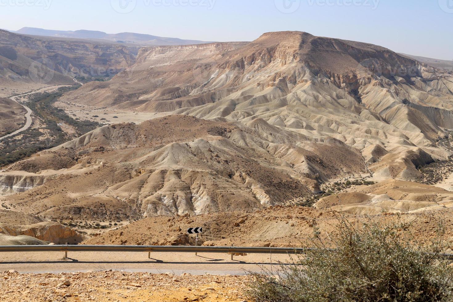 montanhas e rochas no deserto da Judéia, no território de Israel. foto