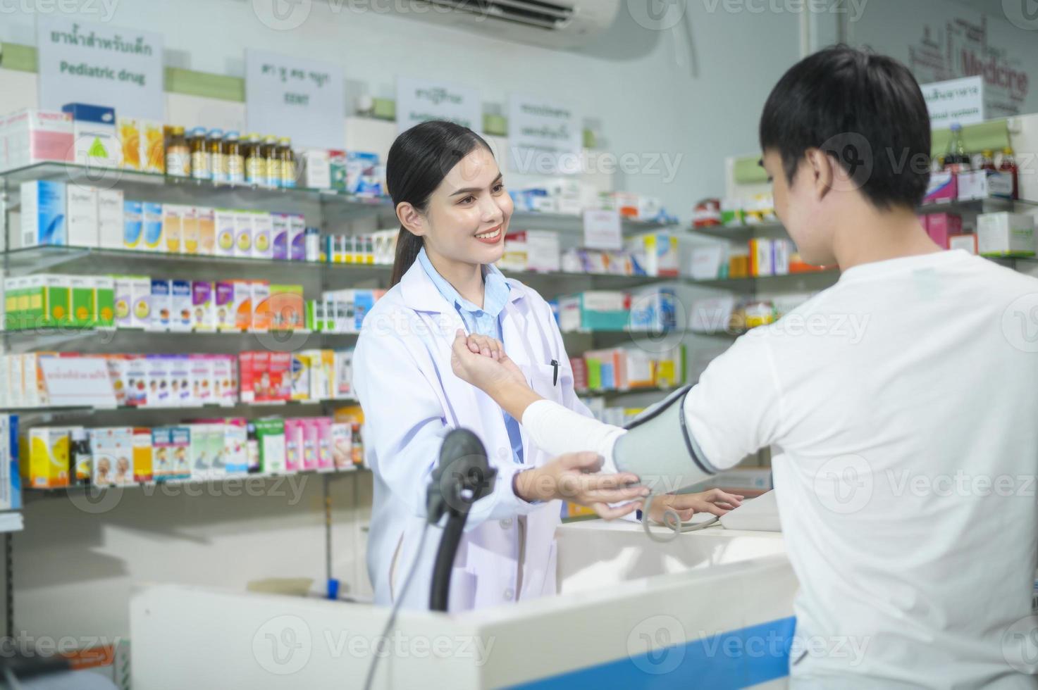 farmacêutico feminino aconselhando o cliente sobre o uso de drogas em uma farmácia moderna. foto