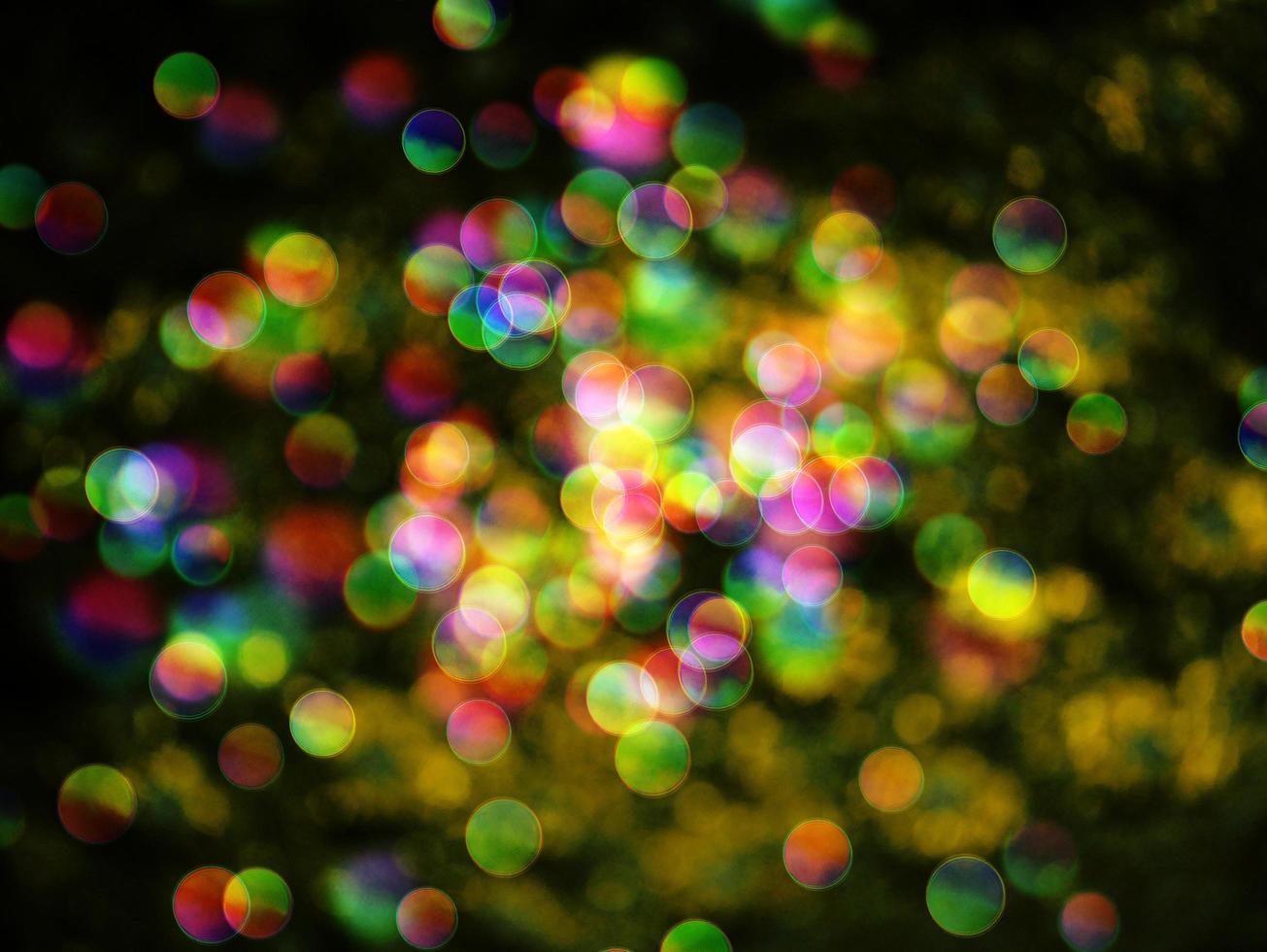 vários círculos de foto de bokeh de arco-íris.