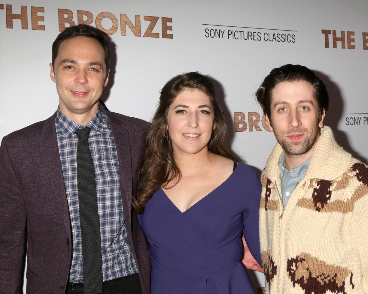 los angeles, 7 de março - jim parsons, mayim bialik, simon helberg na estréia de bronze no teatro silverscreen no pacific design center em 7 de março de 2016 em los angeles, ca foto