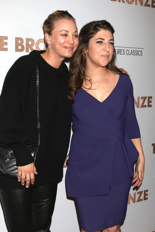 los angeles, 7 de março - jim parsons, mayim bialik na estréia de bronze no teatro silverscreen no pacific design center em 7 de março de 2016 em los angeles, ca foto