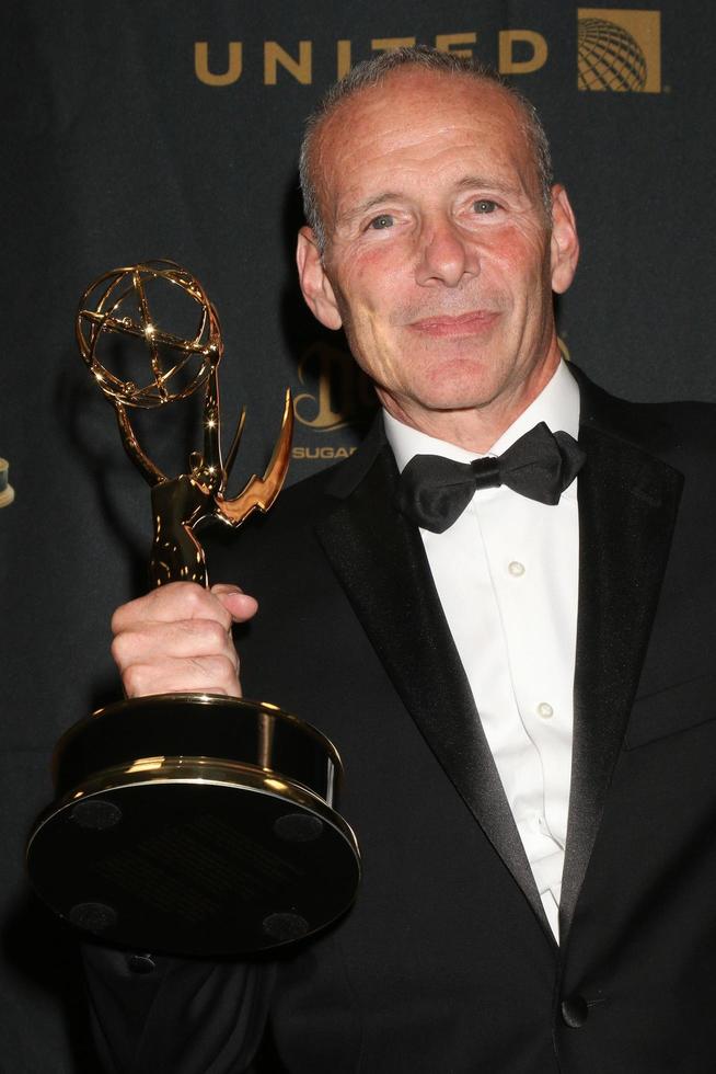 los angeles, 29 de abril - mark teschner, vencedor do emmy criativo no 43º daytime emmy creative awards no hotel westin bonaventure em 29 de abril de 2016 em los angeles, ca foto